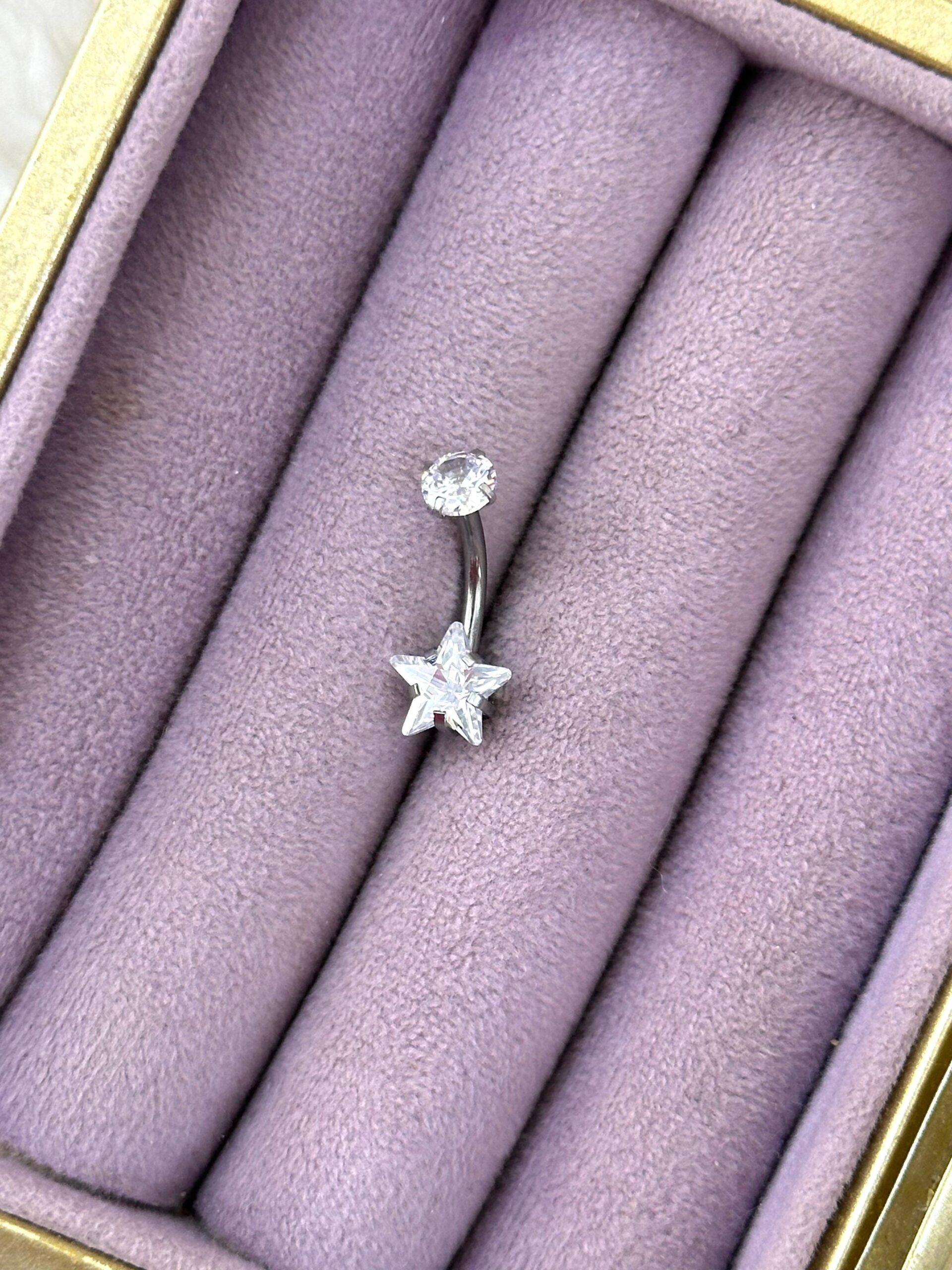 05db321b-b3d4-4c29-9096-61b6b74878c4.jpg Parlayan Yıldız – Çelik Göbek Piercing (Bananabell) - Görsel 1