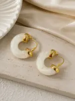 Gold Detaylı Beyaz Mermer Desenli Halka Kadın Küpe