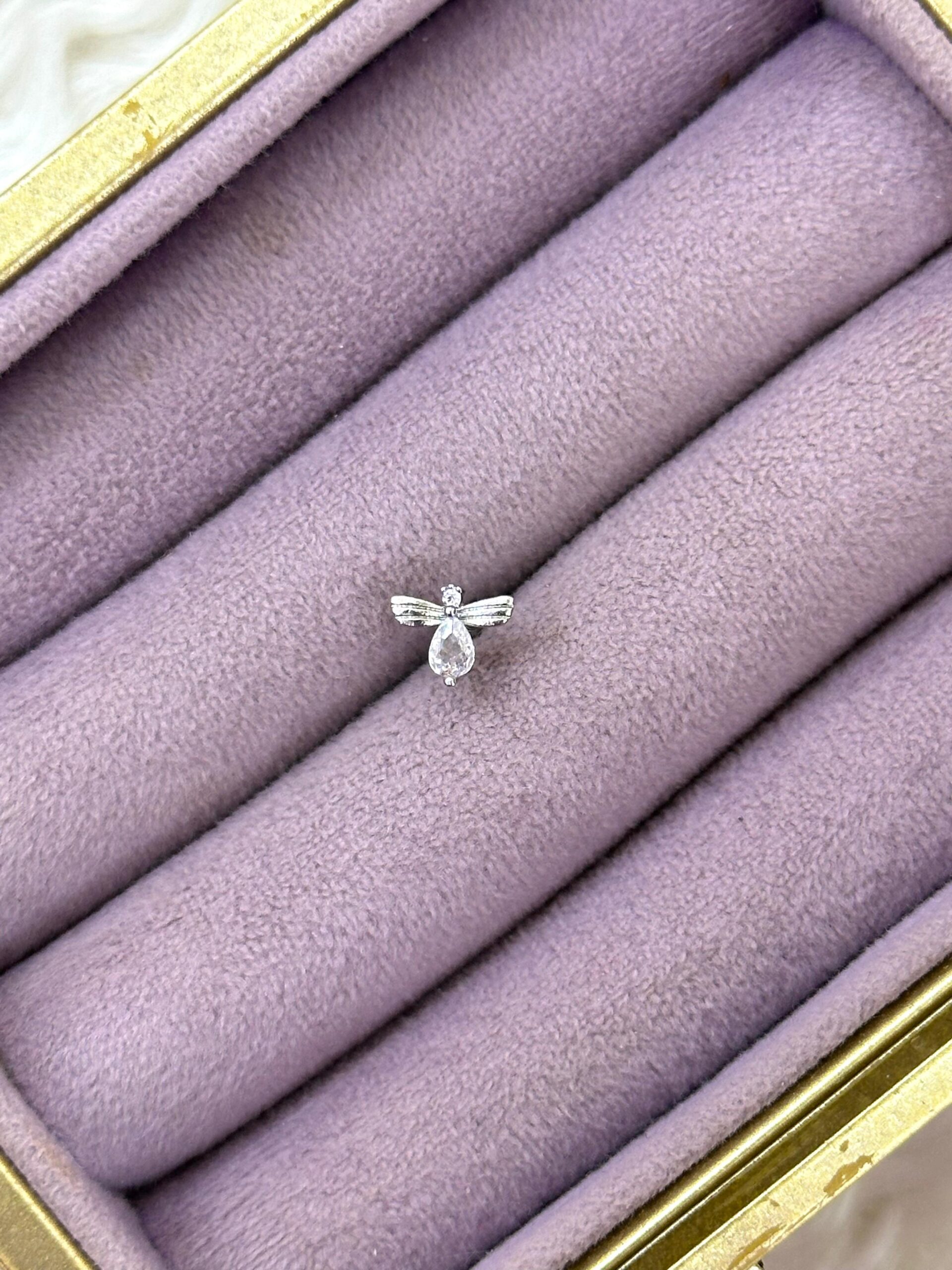 2ce2c89c-2c6f-4fd8-9d8b-6dd9ca034b8a.jpg Parıltılı Arı – Damla Zirkon Taşlı Çelik Piercing - Görsel 1