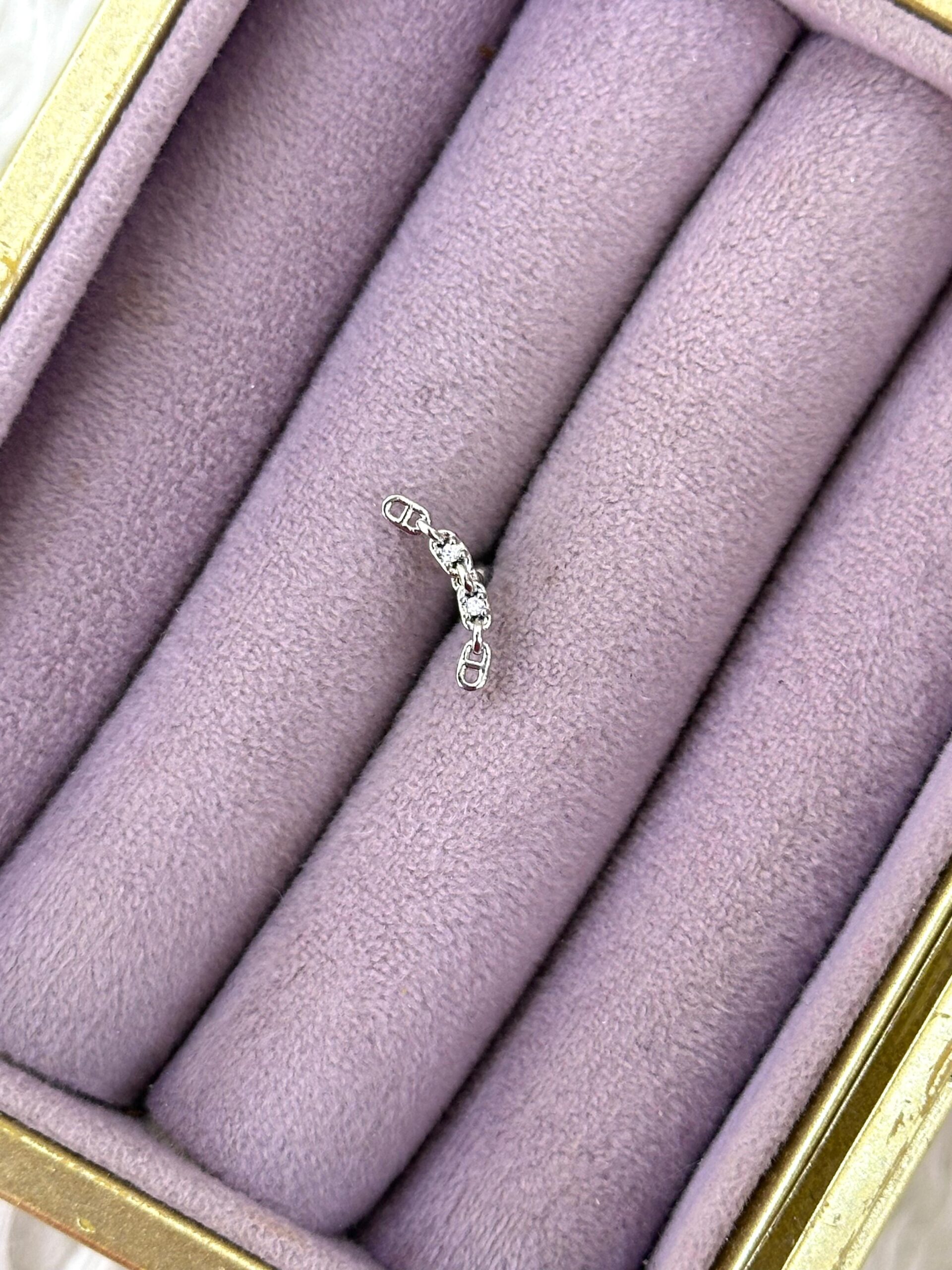 426c34c3-a67c-421c-9321-4a8226d91344.jpg Zincir Köprü – Çelik Bağlantı Piercing - Görsel 1
