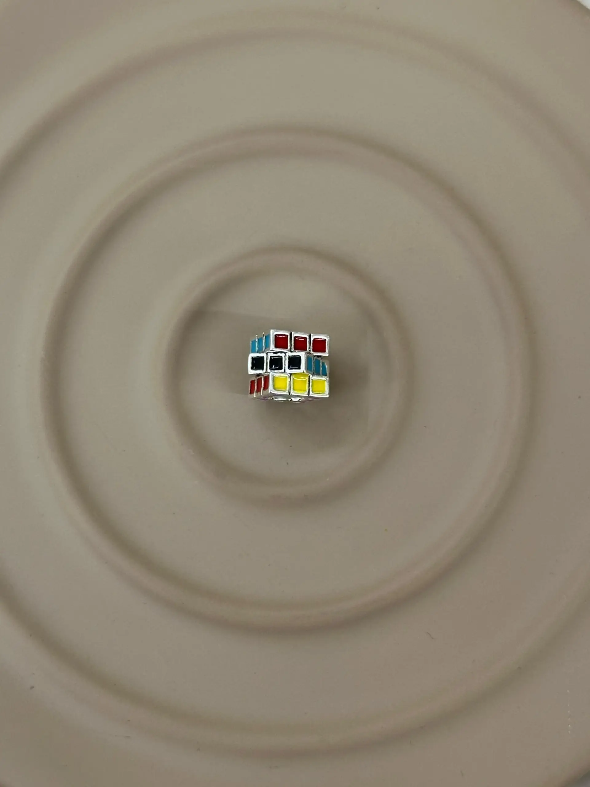 4511465c-7bbe-41a2-ba75-75fc457b3f0e.webp “Zihin Oyunları” Rubik Küpü Charm - Görsel 1