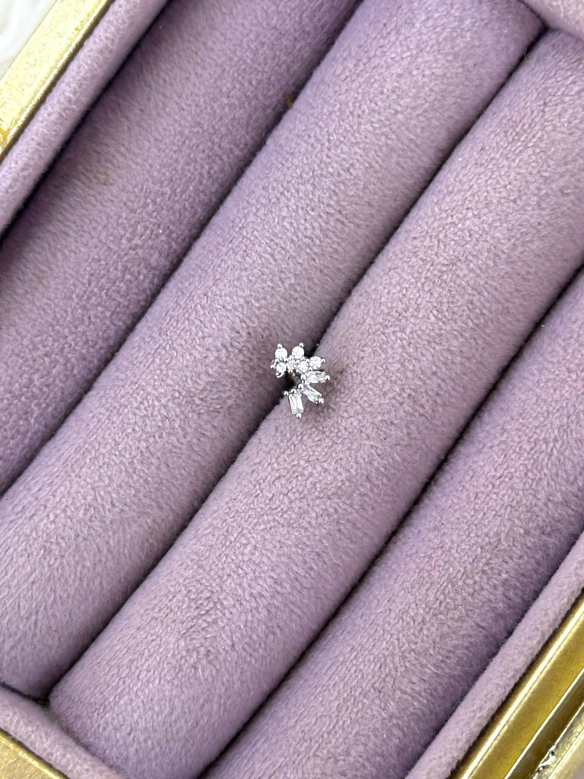 52cb700a-2f12-44a6-9dbc-579f6f346a3e.jpg Çiçek Motifli Çelik Piercing - Görsel 1