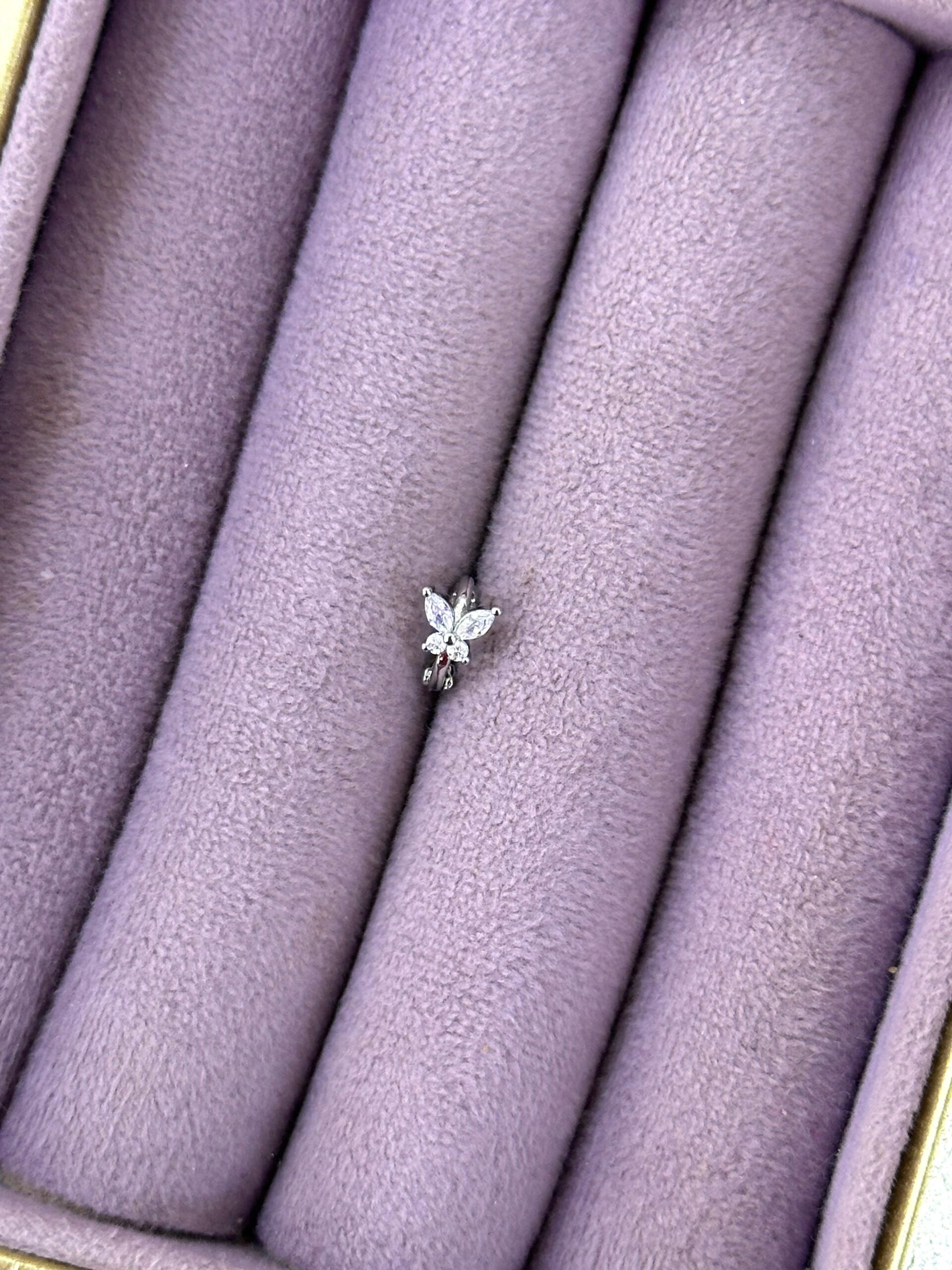 552f09f3-679a-48e0-9180-9093218c84c7.jpg Yaprak Salkım – Sallantılı Marquise Zirkon Mini Piercing (Çelik) - Görsel 1
