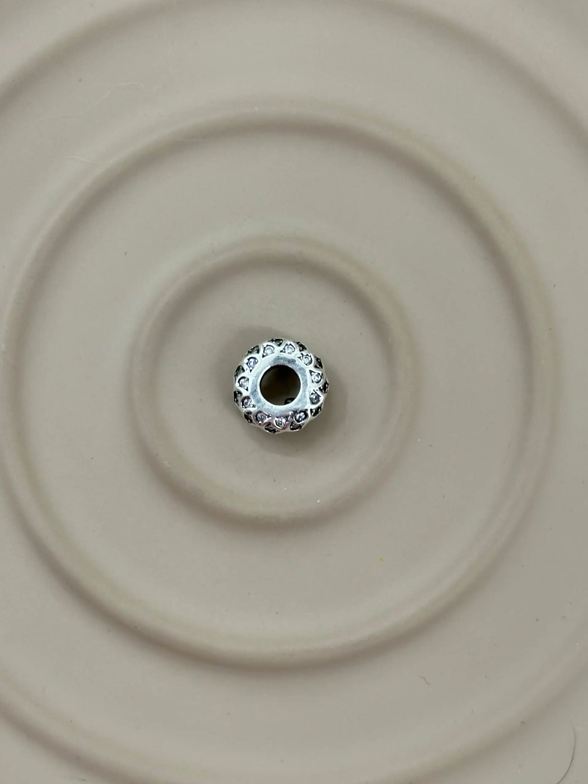 5c65aade-5ac9-4795-8fb4-caeee25a71d3.webp Işıltılı Kalpler Pave Charm Boncuk - Görsel 1