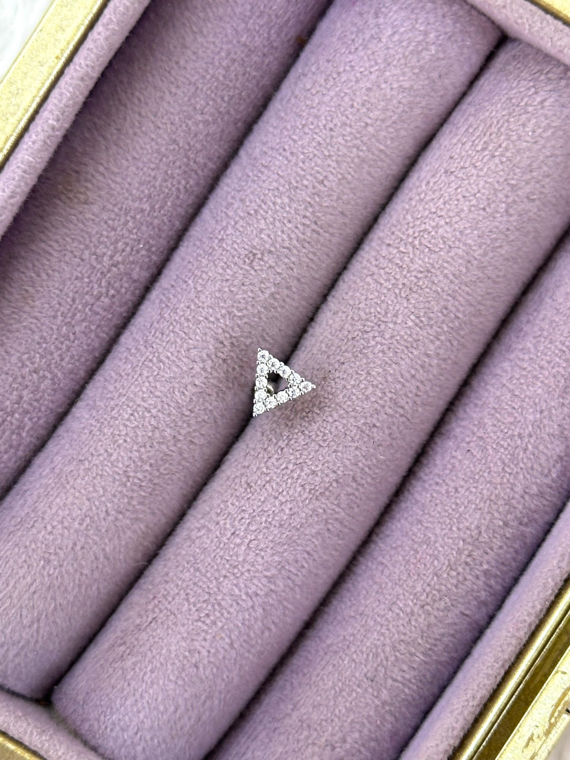 72a39156-4829-491c-95af-3c72317d0245.jpg Delta Işıltı – Zirkon Üçgen Mini Piercing - Görsel 1