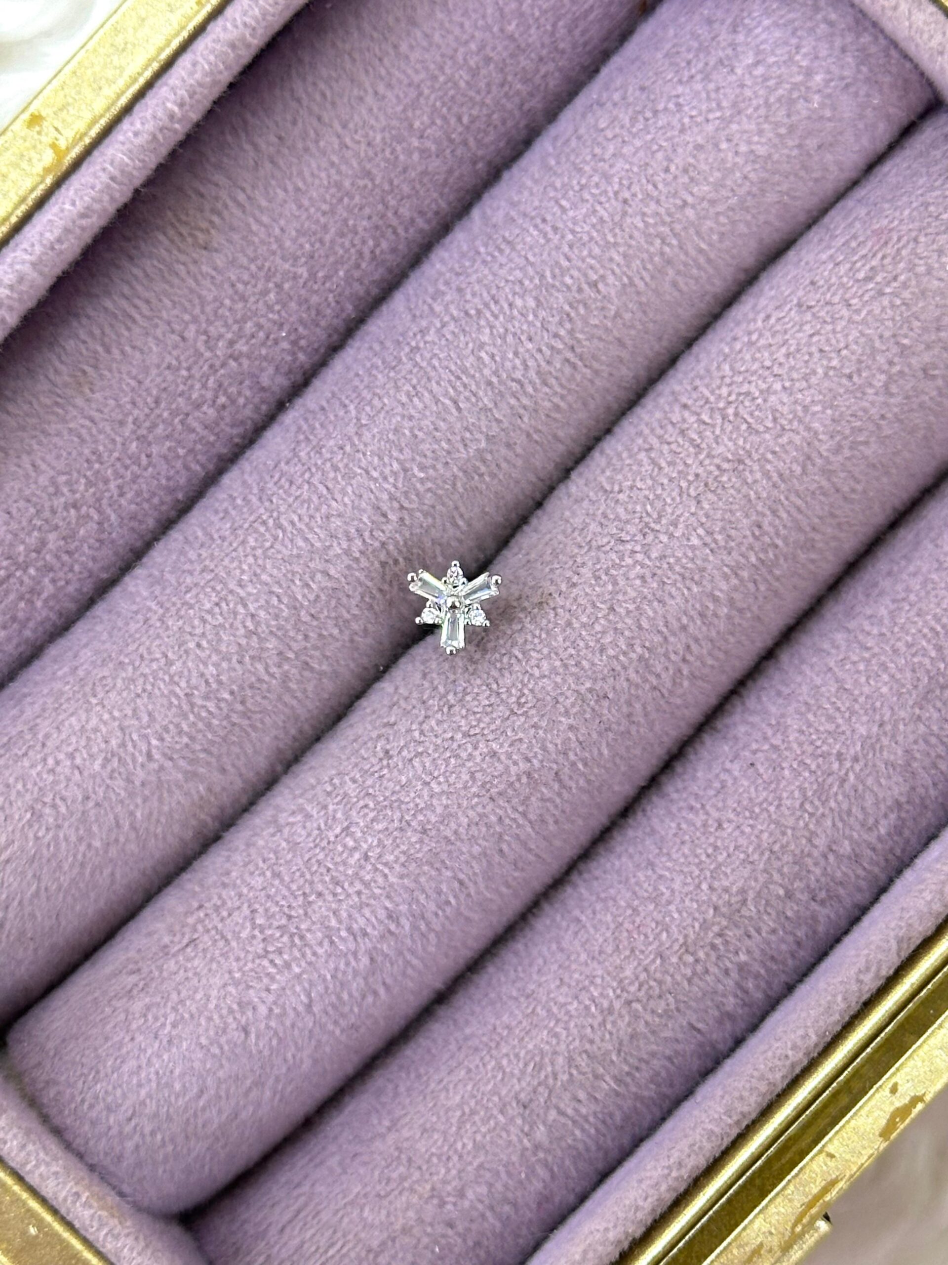 7800e2a2-9291-4edc-a280-87ff3d1dec86.jpg Kar Tanesi Baget Zirkon Çelik Piercing - Görsel 1