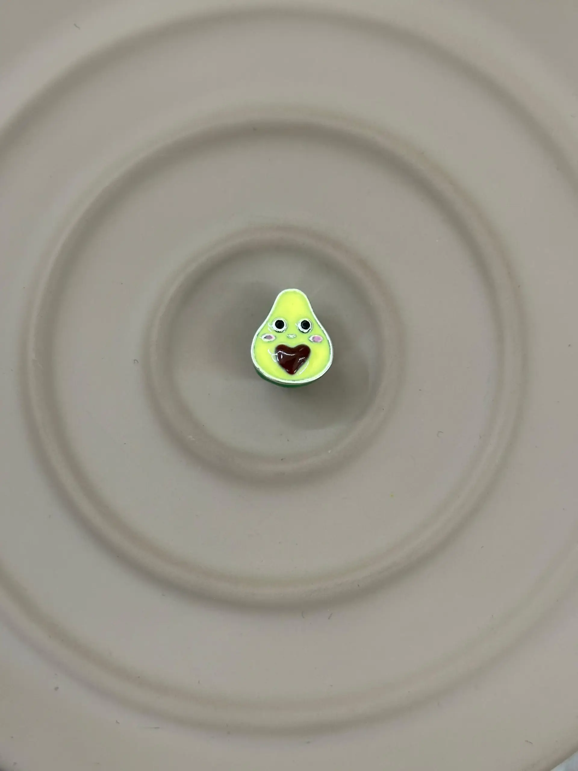 795b0c78-396d-4e38-b819-9f5e0a07e2c4.webp “Avocado Aşkı” Emaye Charm - Görsel 1