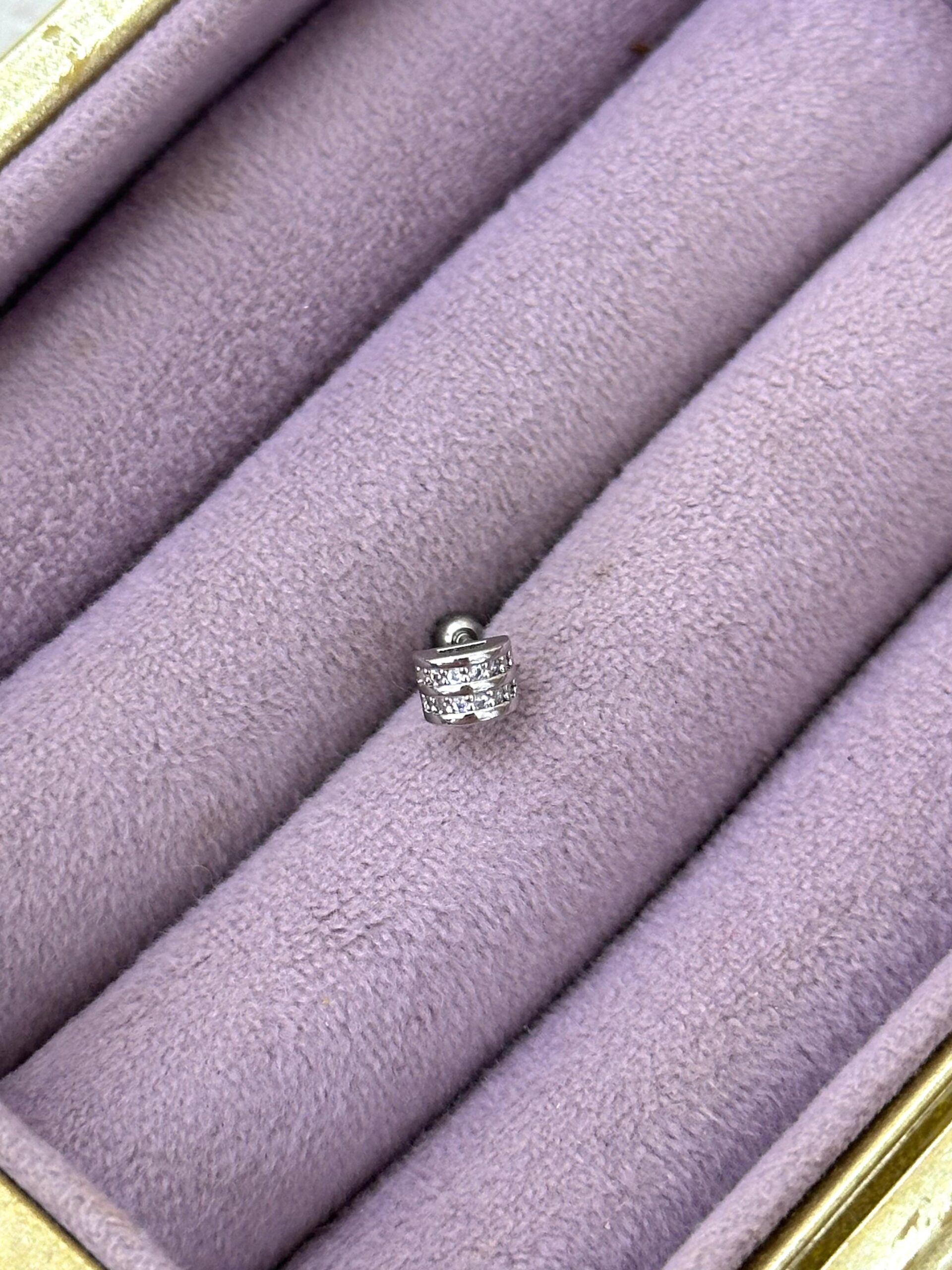 79e983a7-dec6-40fb-9a05-6563001be0d2.jpg Üç Sıra Işıltı – Mini Halka (Huggie) Piercing - Görsel 1