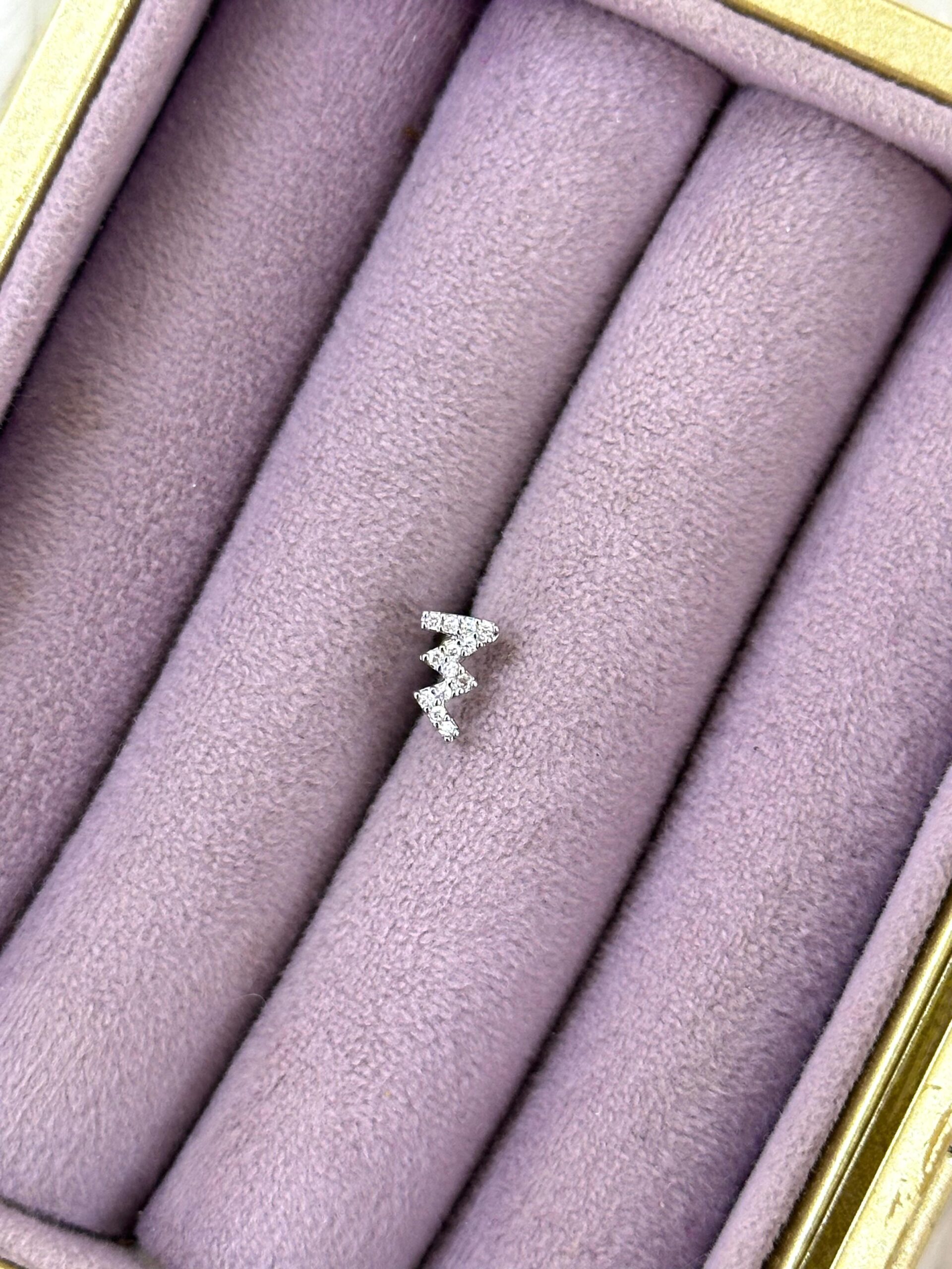 7e7bfd38-0def-407b-a76e-24d418851455.jpg Zikzak Parıltı – Ear Climber Çelik Piercing - Görsel 1
