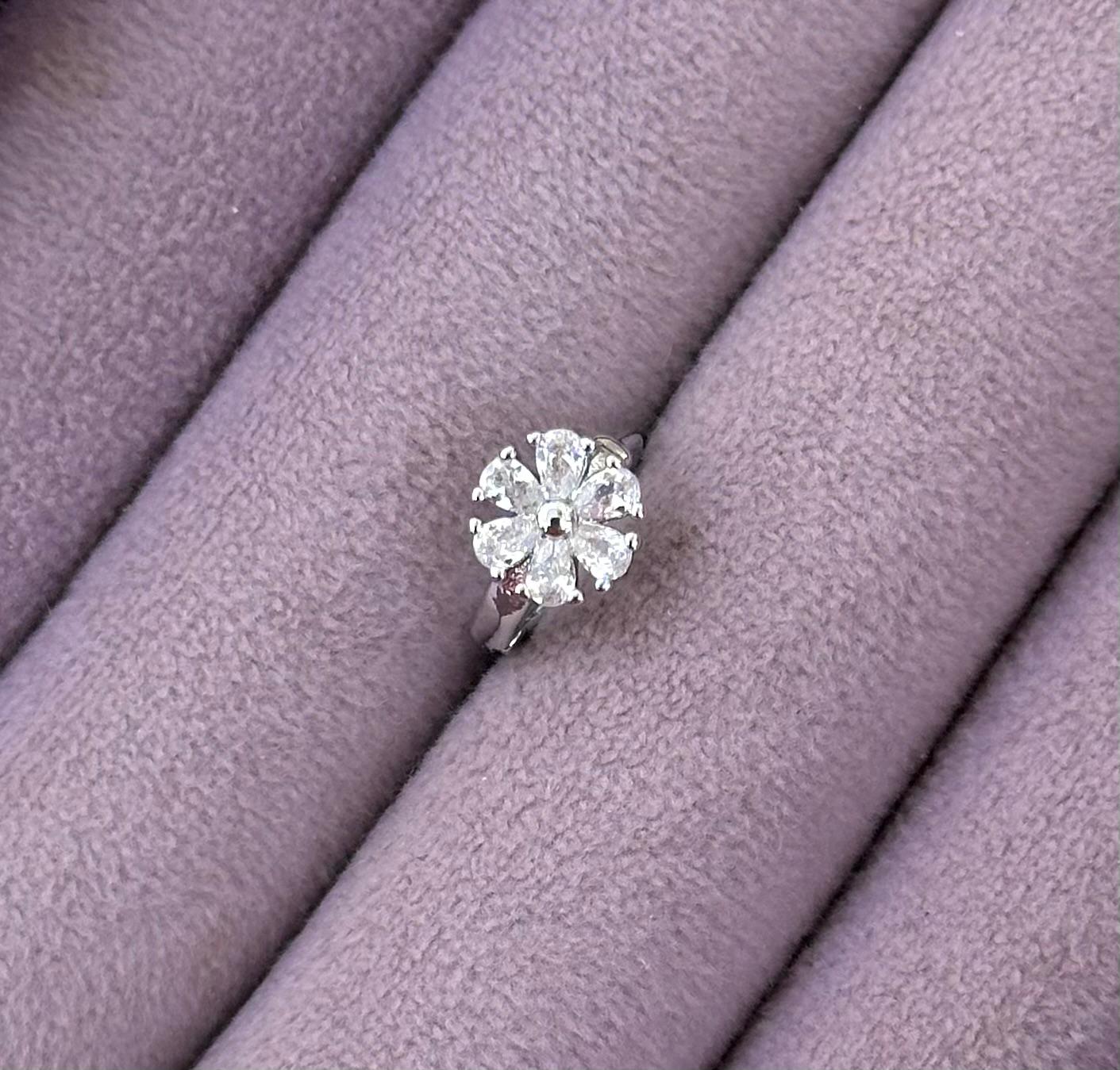 9389bd7c-2e5f-4150-9144-d2096ef2db1e.jpg Papatya Işıltısı Damla Taşlı Çelik Piercing - Görsel 1