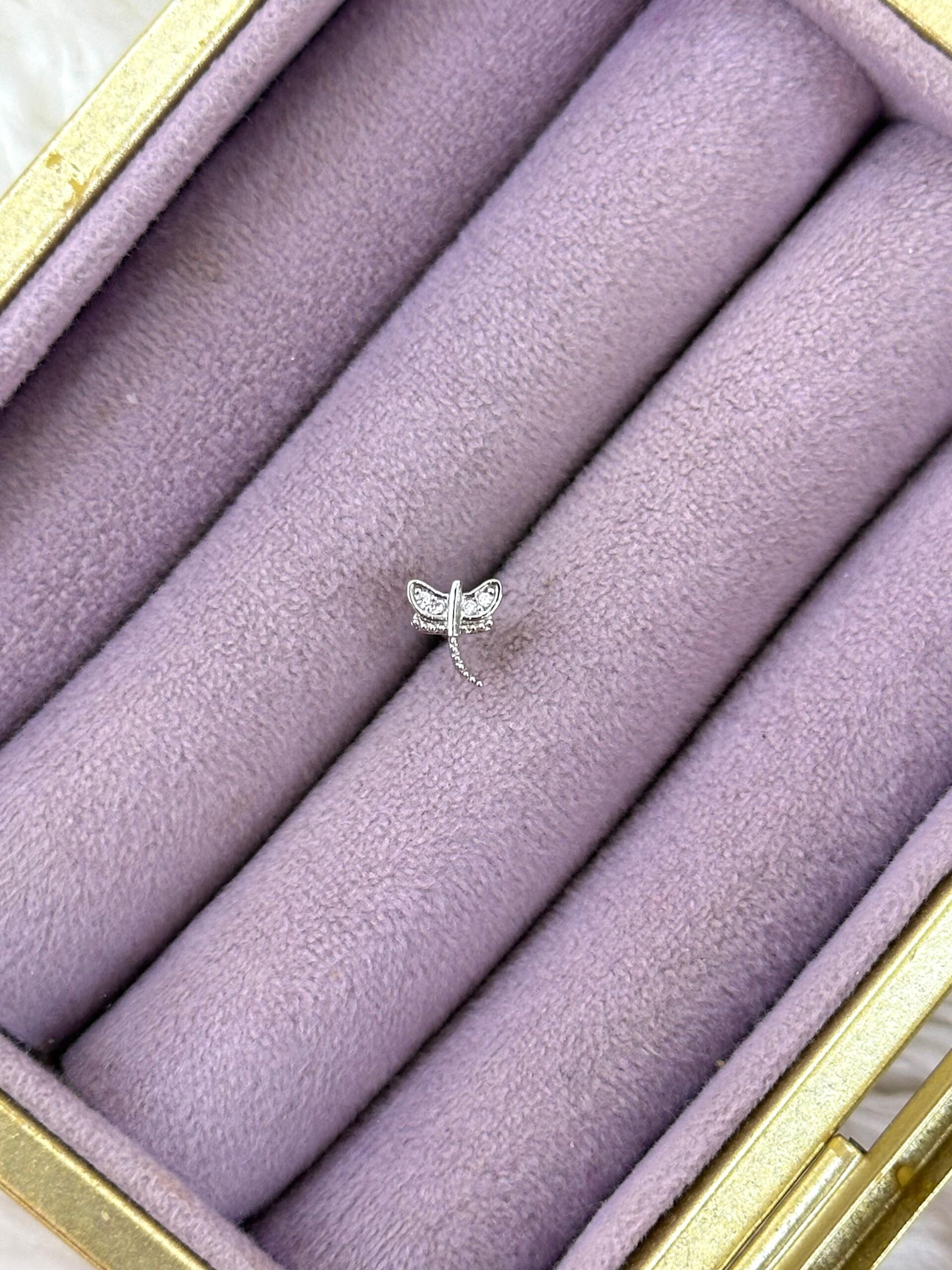 93fbb8d1-71db-475e-942c-cf9def3d986d.jpg Yusufçuk Parıltı – Kanatlı Zirkon Mini Piercing (Çelik) - Görsel 1