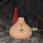 Yeşil Taşlı Kare Kolye – Altın Renk
