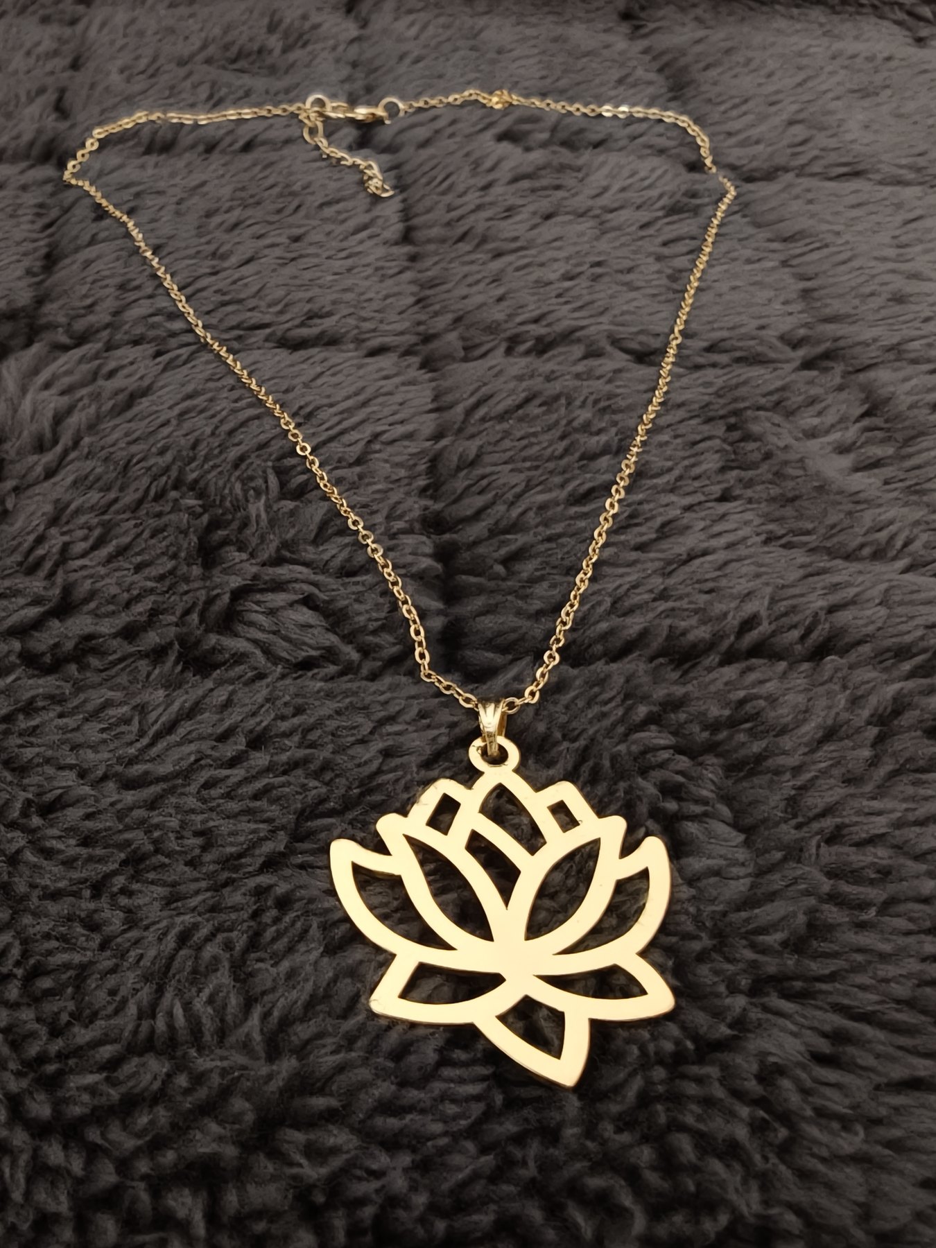 FA-KL-007-01 Lotus Çiçeği Kolye – Altın Renk - Görsel 1