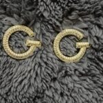 Taşlı G Form Küpe – Altın Renk