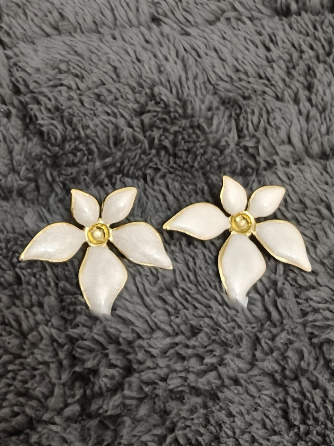 FA-KP-007-01 Beyaz Çiçek Küpe - Görsel 1