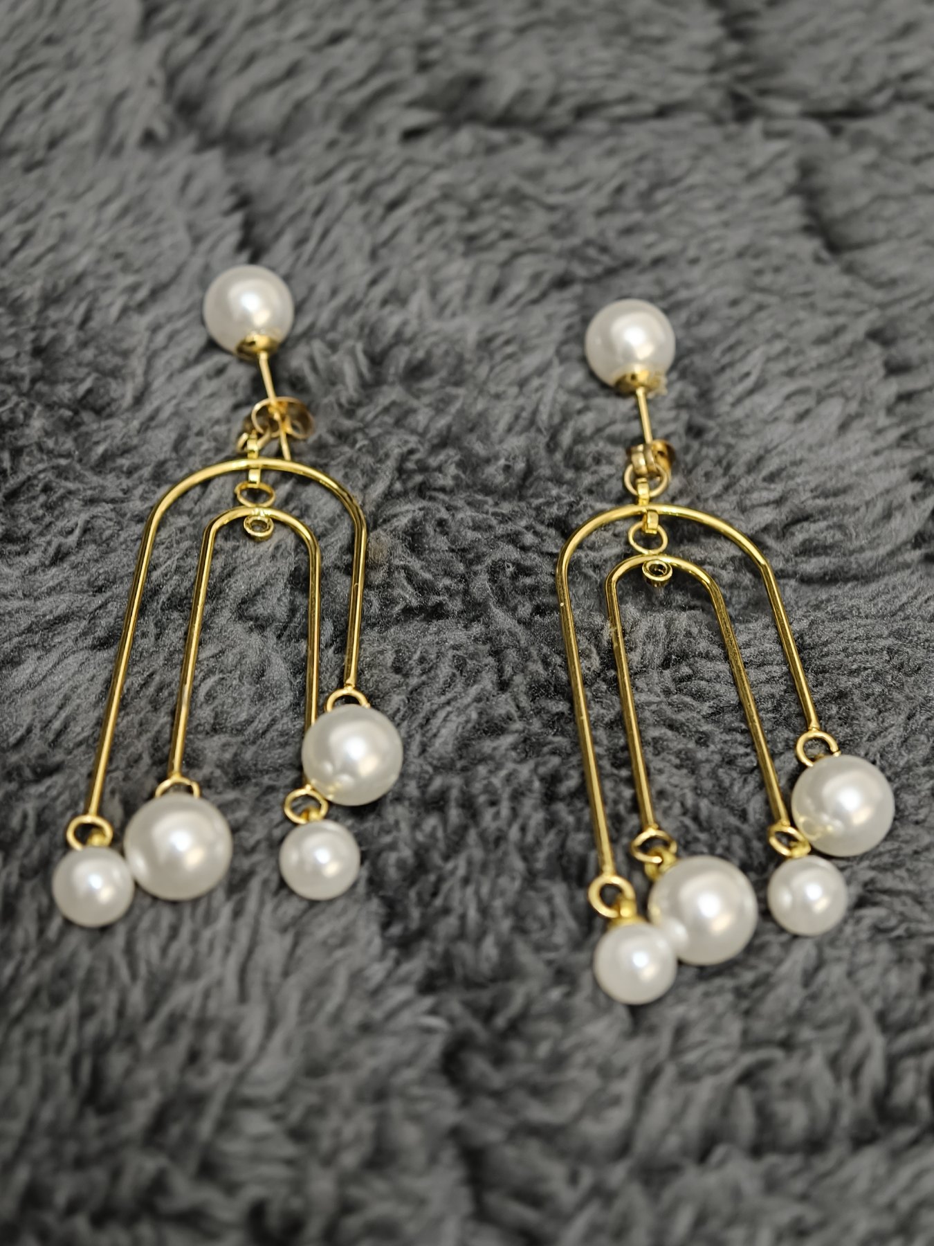 FA-KP-011-01 İncili Sallantılı Küpe – Altın Renk - Görsel 1