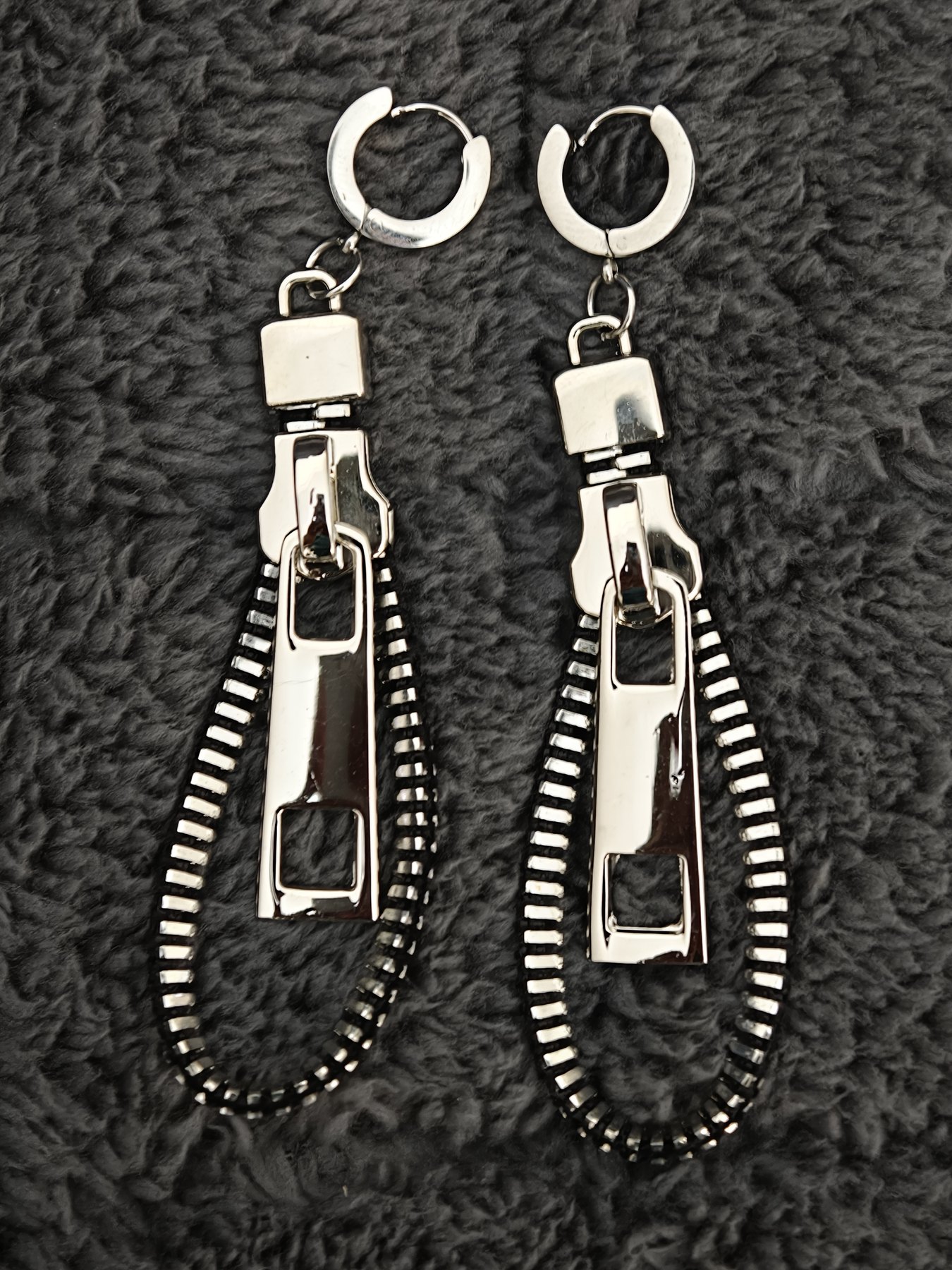 FA-KP-012-01 Fermuar Tasarımlı Küpe – Gümüş Renk - Görsel 1