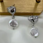 Organik Dokulu Kalp & Barok İnci Sarkıt Küpe