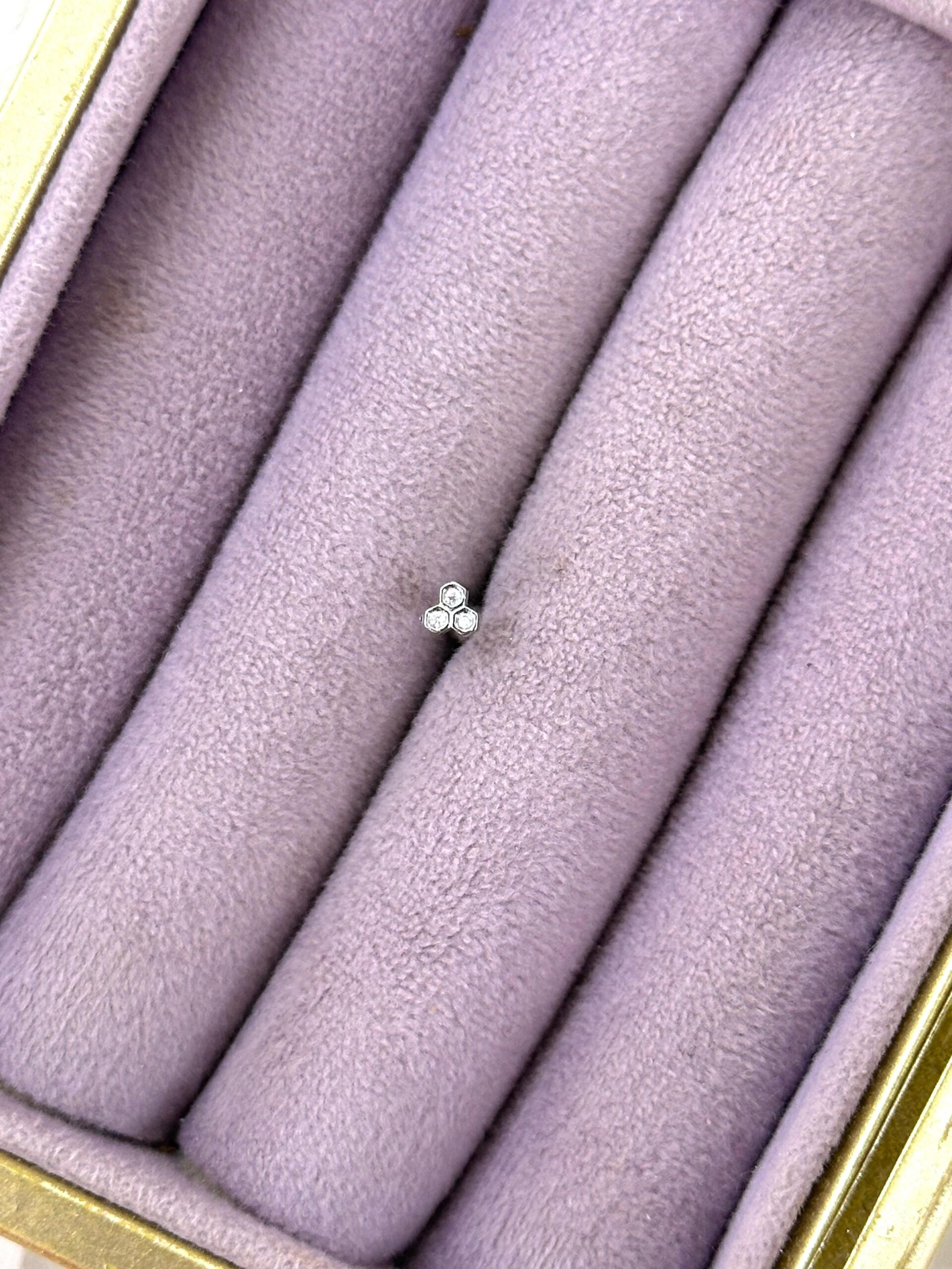b385322a-c3f2-4926-b55d-389ded5e8530.jpg Trio Pırıltı – Üç Taşlı Zirkon Mini Piercing (Çelik) - Görsel 1