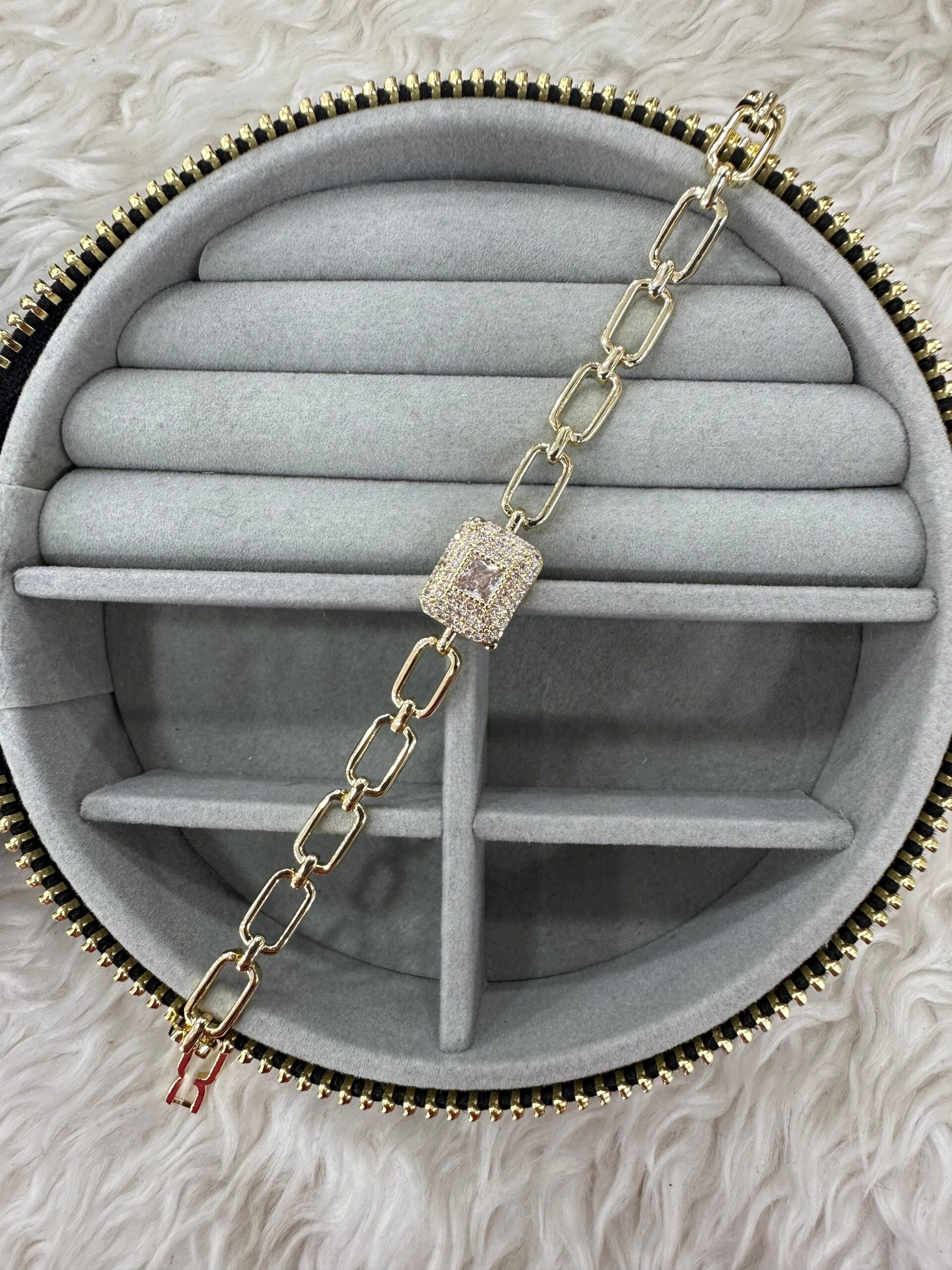 bd6ca7b0-5247-4dc7-b2de-df6b640c1673.jpg VIP Kare Taş Detaylı Gold Zincir Bileklik - Görsel 1