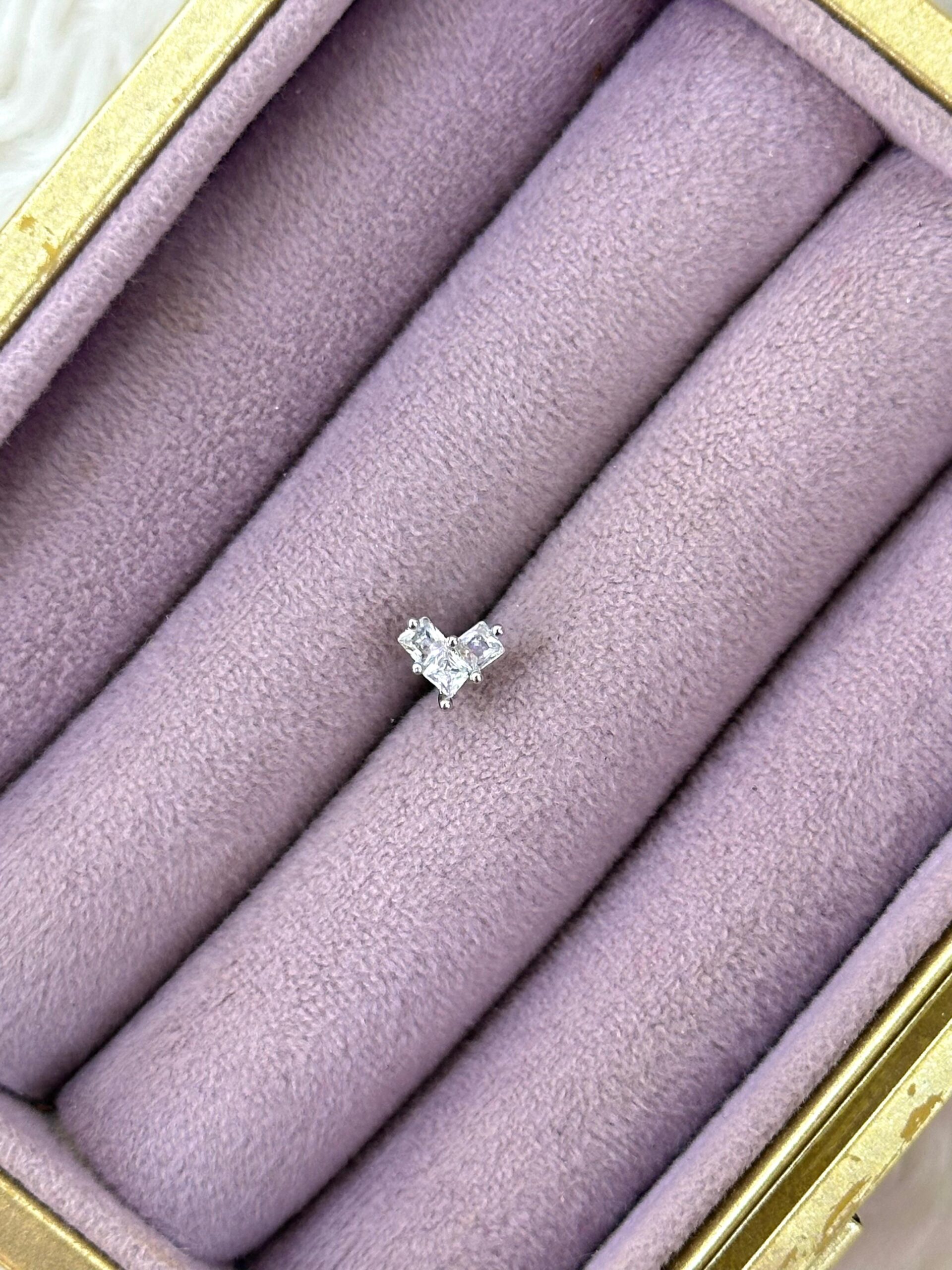 be92703f-897e-42d1-b885-09d0b3298aca.jpg Üçlü Işıltı Kalp Zirkon Çelik Piercing – Gümüş - Görsel 1