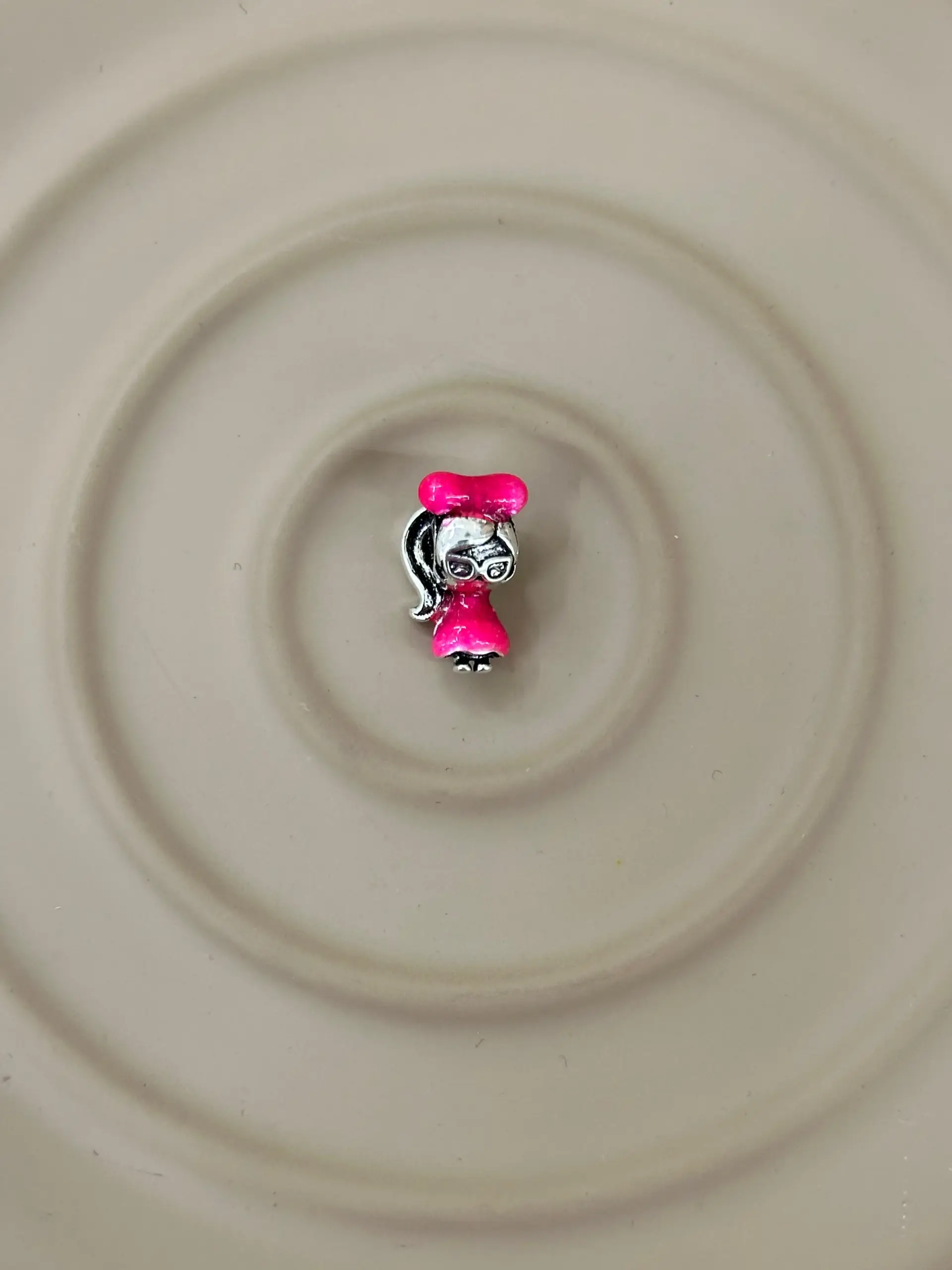 c04b3d7e-2f16-402b-9c3d-4891e59dbe38.webp “Minik Kız” Emaye Charm - Görsel 1