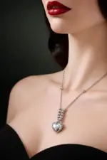 Gümüş Renk Top Detaylı Kalp Kolye