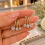 Gold Renk Üçlü Çiçek ve Damla Taş Sallantılı Küpe