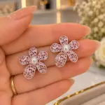 İnci Detaylı Pembe Çiçek Figürlü Küpe