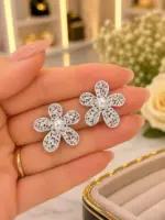 İnci Detaylı Çiçek Tasarım Küpe