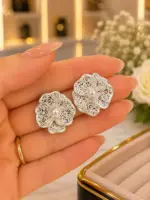 İnci Detaylı İşlemeli Çiçek Küpe