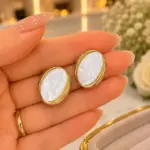 Sedef Görünümlü Oval Gold Renk Küpe