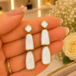 Beyaz Sedef Görünümlü Gold Renk Sallantılı Küpe