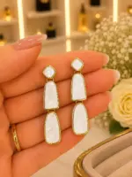 Beyaz Sedef Görünümlü Gold Renk Sallantılı Küpe