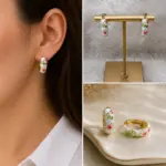 Beyaz Çiçek Desenli Gold Halka Küpe - Görsel 3
