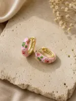 Pembe Çiçek Desenli Gold Halka Küpe - Görsel 3