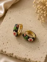 Siyah Çiçek Desenli Gold Halka Küpe - Görsel 3