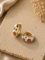 Beyaz Kırmızı Çiçek Desenli Gold Halka Küpe - Görsel 3