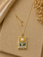 Gold Renk Ayçiçeği Figürlü İnci Detaylı Kare Kolye - Görsel 3