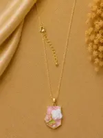 Gold Renk Pembe Zeminli Kabartma Gül Figürlü İnci Detaylı Kolye - Görsel 3