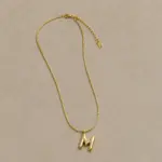 Gold Renk M Harf Figürlü Minimal Zincir Kolye - Görsel 3