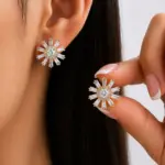 Gold Renk Güneş Işını Model Baget Taşlı Kadın Küpe