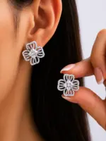 Silver Renk Dört Yaprak Çiçek Model Kare Taşlı Kadın Küpe