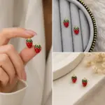 Kırmızı Çilek Figürlü Mineli Küpe