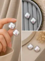 Silver Renk İnci Görünümlü Yonca Küpe