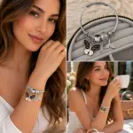 Siyah Kelebek ve Papatya Charm Detaylı Çelik Kelepçe Bileklik