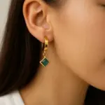 Zümrüt Işıltısı Sallantılı Gold Çelik Küpe
