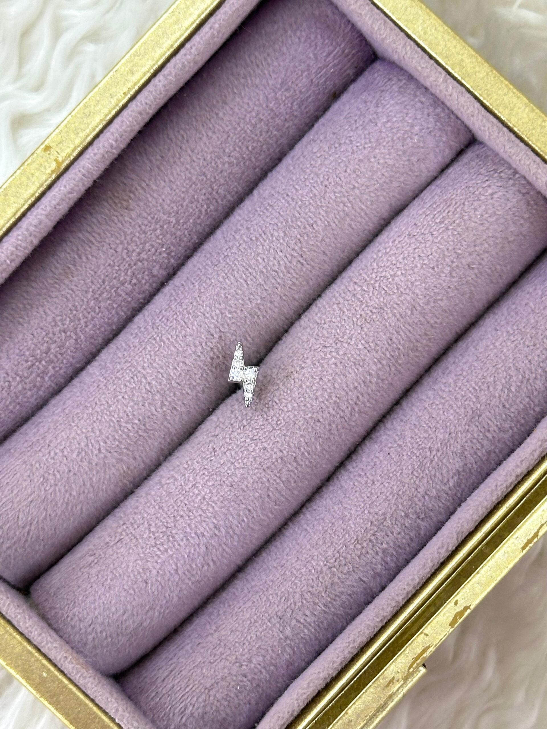 ec982da8-55bc-4bd5-b862-5f77fdc771ed.jpg Şimşek Işıltı — Zirkon Taşlı Mini Çelik Piercing (Gümüş) - Görsel 1