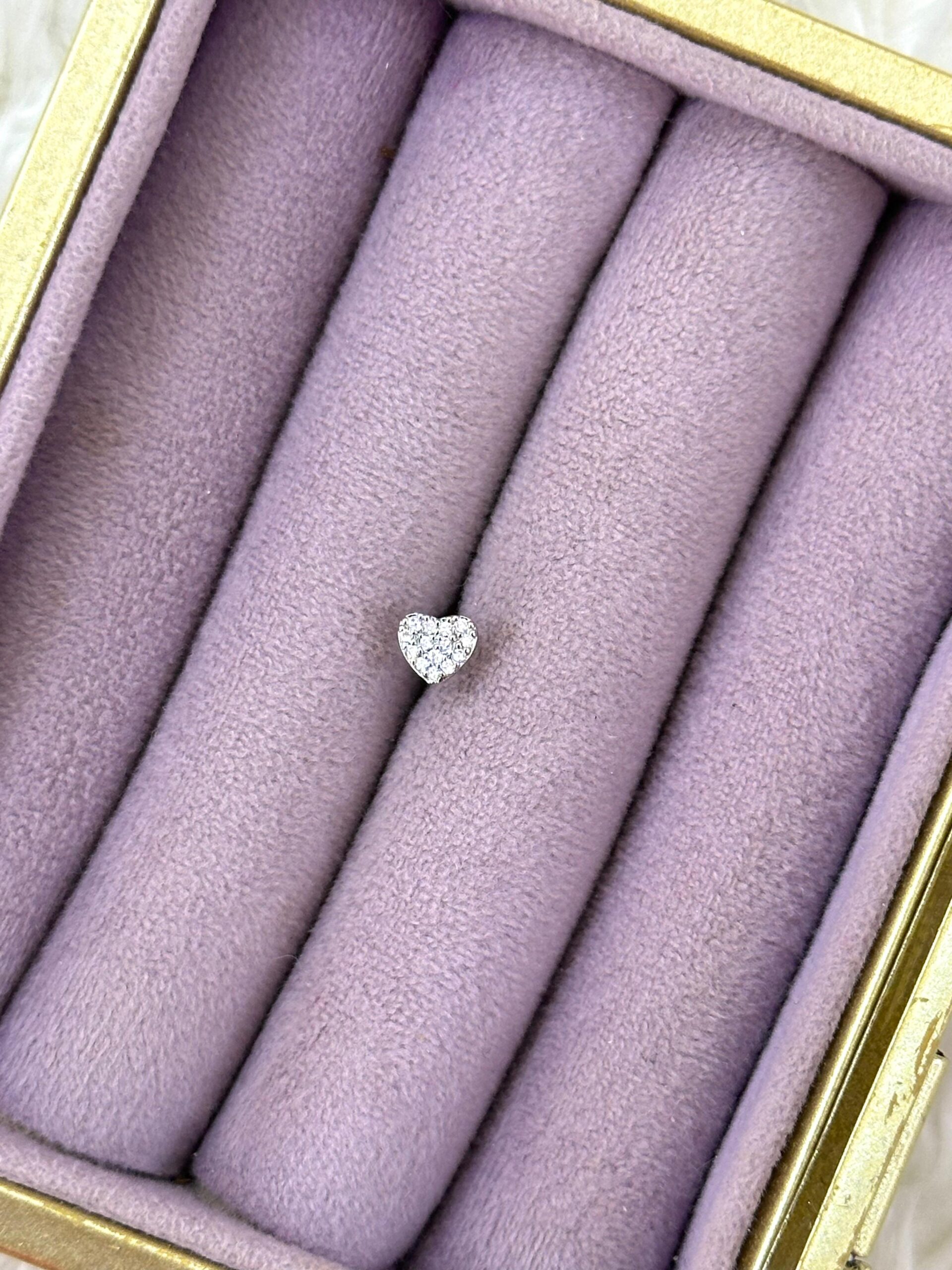 f2d9b5ef-94f3-4f34-aa5b-e86dc1adead4.jpg Pave Kalp Işıltı Zirkon Çelik Piercing – Gümüş - Görsel 1