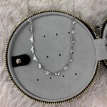Gümüş Işıltılı Minimal Kalp Sıralı Kolye